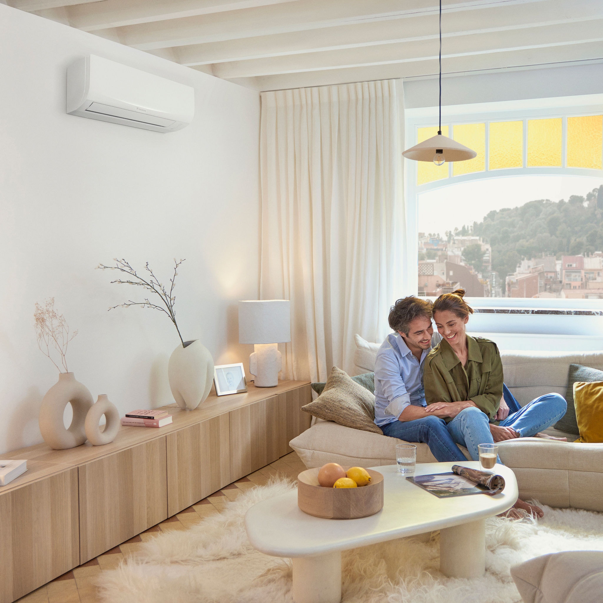 Koppel geniet van een air-to-air conditioner